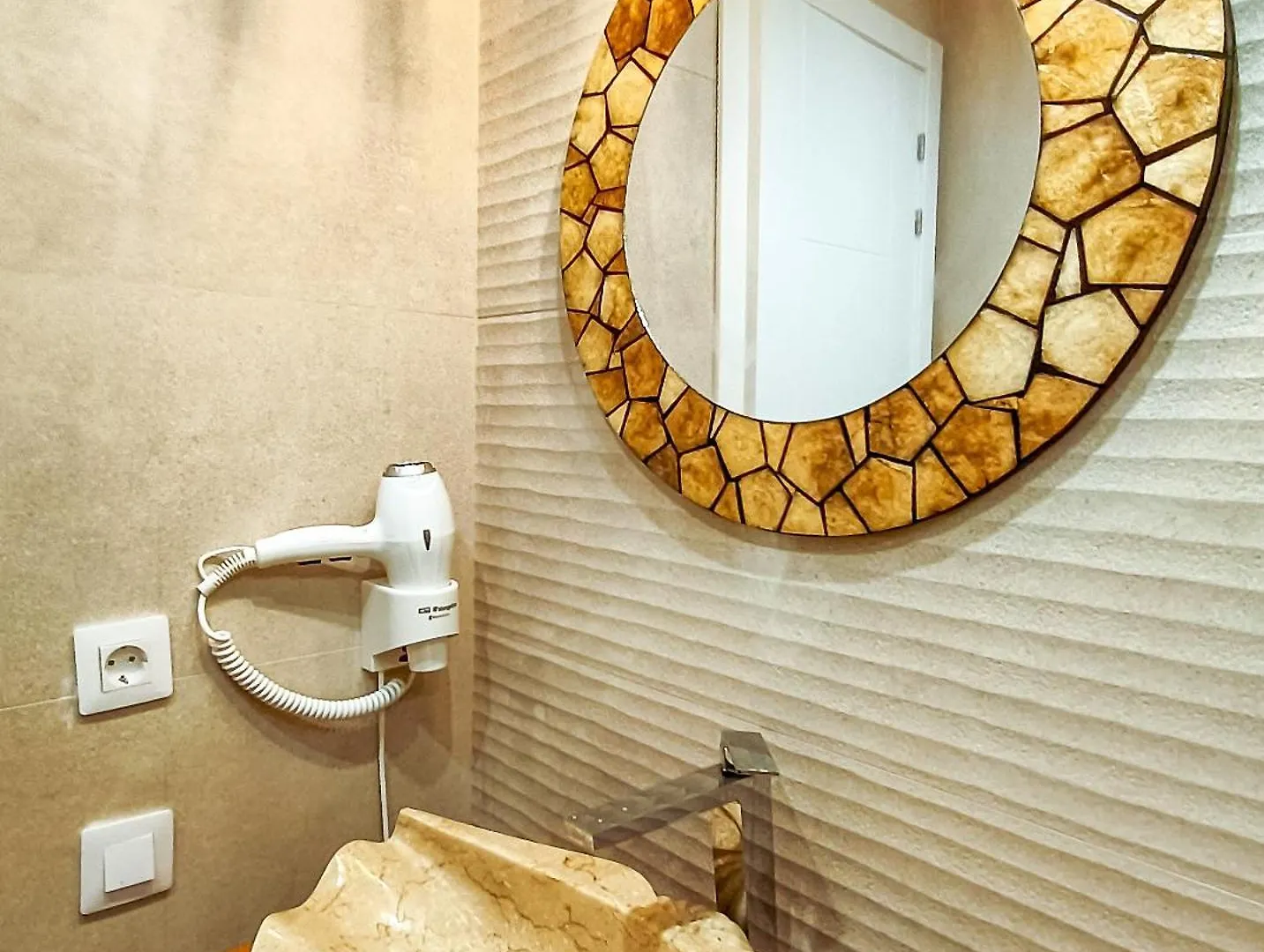 Chakra House Fuerteventura - Affordable Rooms In A Cozy Guesthouse Corralejo